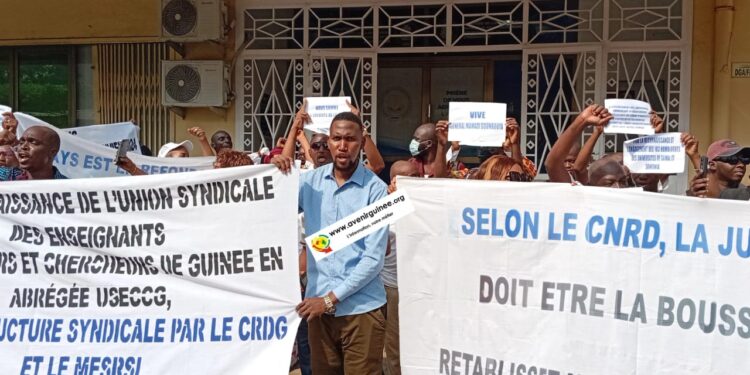 Urgent/Kaloum: une centaine d’enseignants chercheurs en colère manifestent