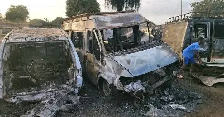 Grave incendie à Coyah : plusieurs véhicules calcinés 
