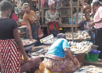 Marché Enco5 : Incivisme ou manque d&rsquo;espace ? Les femmes vendeuses s&rsquo;expliquent