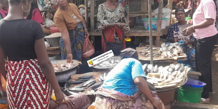 Marché Enco5 : Incivisme ou manque d&rsquo;espace ? Les femmes vendeuses s&rsquo;expliquent