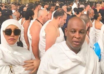 Arrêt sur images : Le Gl Konaté à la Mecque en compagnie de son épouse