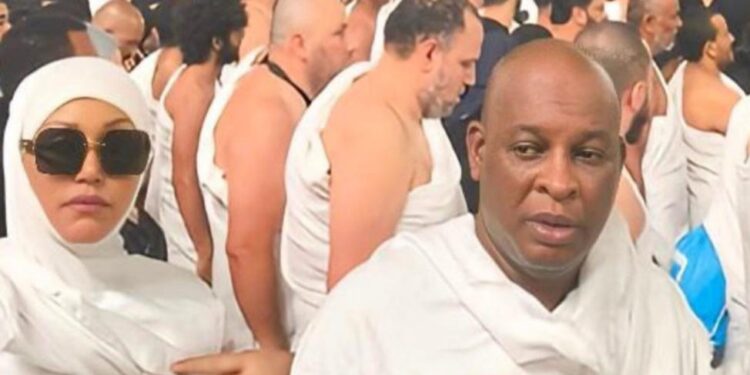 Arrêt sur images : Le Gl Konaté à la Mecque en compagnie de son épouse