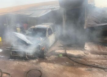 Yimbaya : une RAV 4 prend feu en pleine circulation