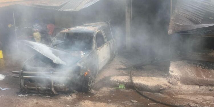 Yimbaya : une RAV 4 prend feu en pleine circulation