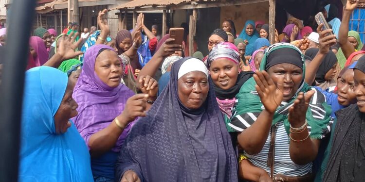 Cosa : Grogne des femmes du marché Bantounka…
