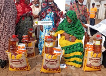 Ramadan : La Fondation Roi Mohamed VI des Oulémas Africains, section Guinée, fait un don aux femmes balayeuses de la mosquée Roi Mohamed VI d’Entag
