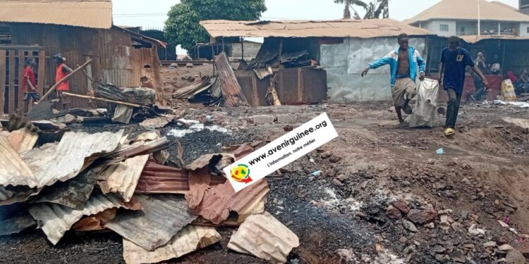 Conakry : un incendie ravage plusieurs ateliers de menuiserie, à Simbaya-Gare