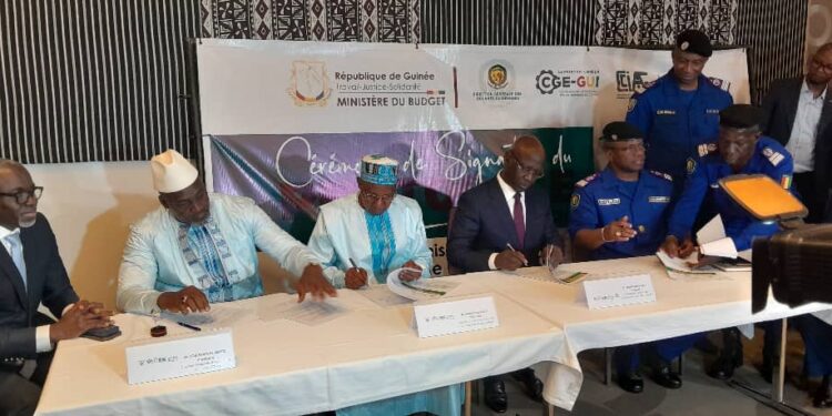 Comment fluidifier les activités économiques ? Douanes et secteur privé signent un accord à Conakry