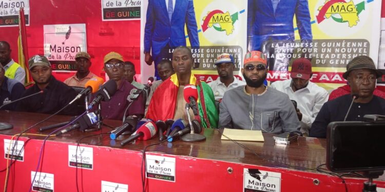Déchirure des effigies du Gl Doumbouya sur l&rsquo;axe : Baba Alimou accuse les politiciens d&rsquo;instrumentaliser les jeunes