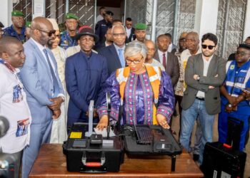 Le PM Bah Oury réceptionne les kits d’enrôlement biométrique 