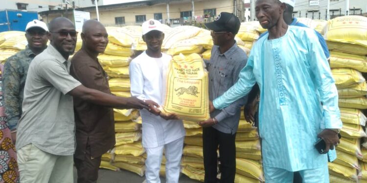 Matam : Un donateur offre 1 000 sacs de riz aux populations démunies