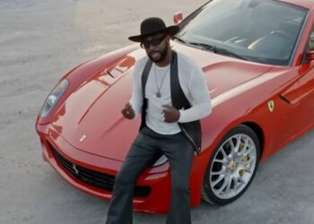 Oudy 1er célèbre la grandeur de son pays dans le clip “Guinée Puissance”