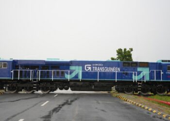 Le gouvernement guinéen, Simfer Rio Tinto et Wabtec dévoile la première locomotive de Simandou en Inde