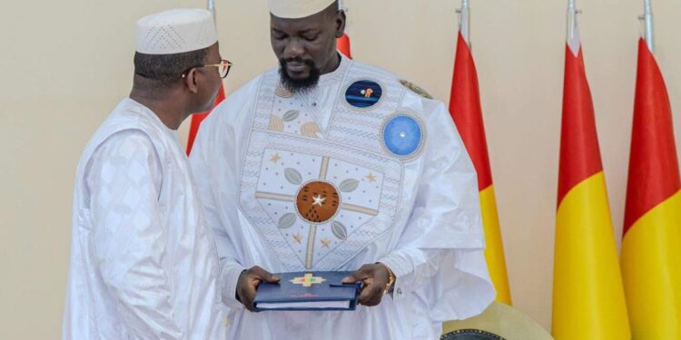 Le Président du CNT remet le projet de nouvelle constitution au chef de l’État