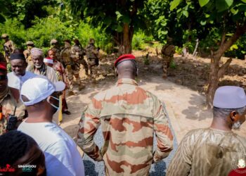 Kankan: le Gl Doumbouya se recueille sur la tombe de son défunt père