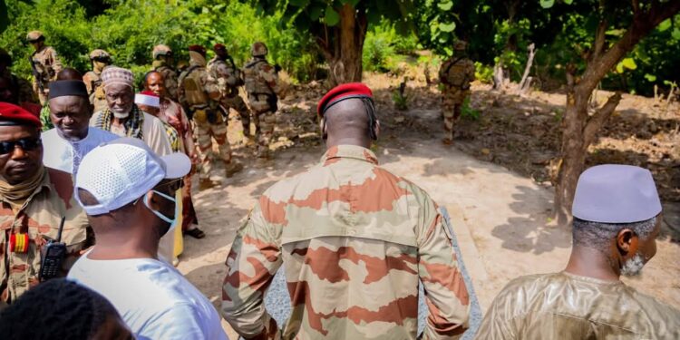 Kankan: le Gl Doumbouya se recueille sur la tombe de son défunt père