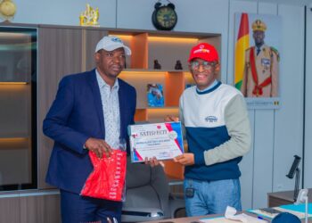 Un maillot et un satisfecit offerts à Badra Koné pour son soutien au Horoya, champion de Guinée 2025