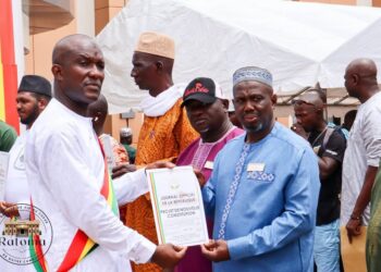 Vulgarisation du projet de nouvelle constitution : Ahmed Sekou remet le document aux responsables de quartiers 