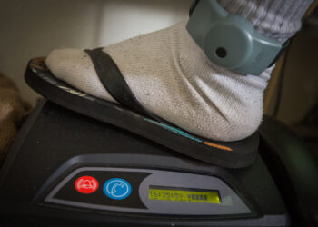 Réforme carcérale : la Guinée adopte le bracelet électronique comme solution alternative