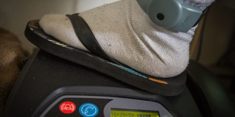 Réforme carcérale : la Guinée adopte le bracelet électronique comme solution alternative