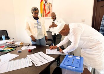 Référendum: Depuis Dubaï, le Général Konaté exprime son choix dans les urnes
