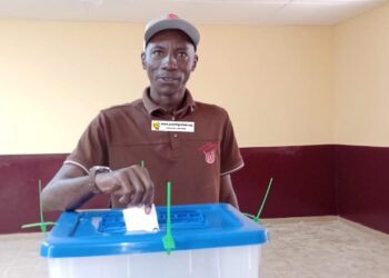 Référendum : le Directeur Communal de l’Éducation de Matoto vote et appelle à la mobilisation