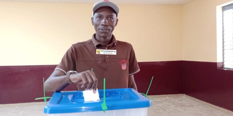 Référendum : le Directeur Communal de l’Éducation de Matoto vote et appelle à la mobilisation