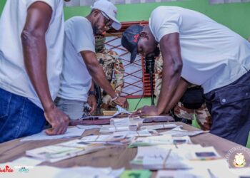 Référendum du 21 sept : Gl Doumbouya récupère sa carte d’électeur