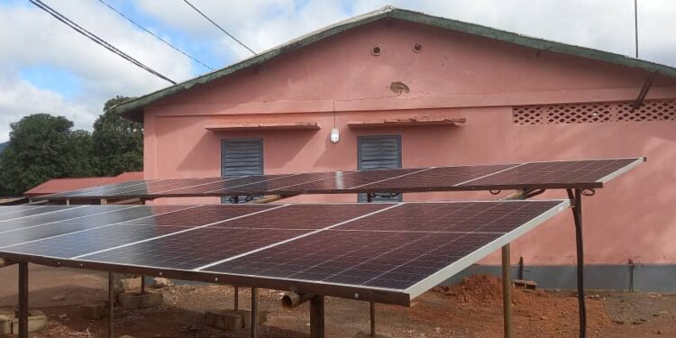 Dabola : la radio rurale alimentée en source d’énergie photovoltaïque grâce au Ministre Fana Soumah