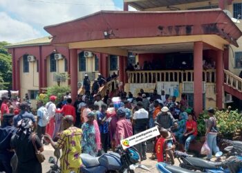 Matoto : des jeunes en colère envahissent la mairie