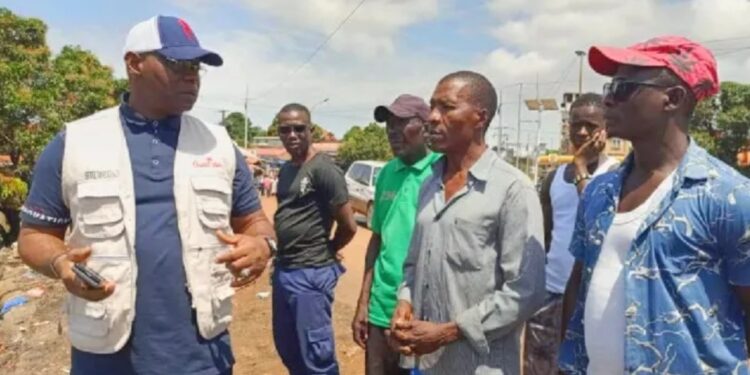 Gbessia : des individus arrêtés pour avoir versé les ordures sur la voie publique