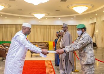 Bamako : l’ambassadeur Ansoumane CAMARA présente ses lettres de créance au président Assimi Goïta