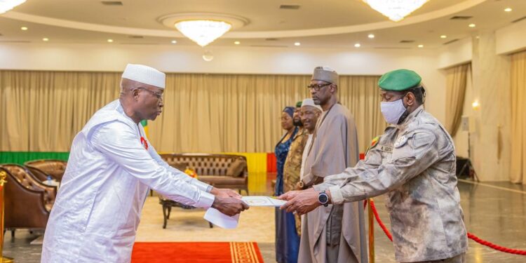 Bamako : l’ambassadeur Ansoumane CAMARA présente ses lettres de créance au président Assimi Goïta