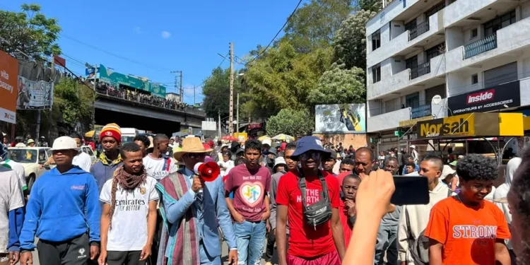 Motos et véhicules incendiés dans une station à Cosa : les victimes sous le choc
