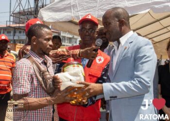 Ratoma: Ahmed Sékou reçoit de la Croix Rouge des vivres et kits d’hygiène destinés aux victimes des récentes inondations