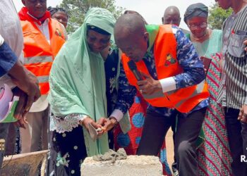 Ratoma : Ahmed Sékou lance les travaux d’une salle informatique et d’une bibliothèque à l’école primaire de Taouyah