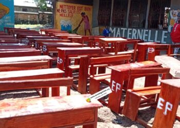 École primaire Aïcha Bah : le DCE de Matoto procède à la remise de 50 tables-bancs