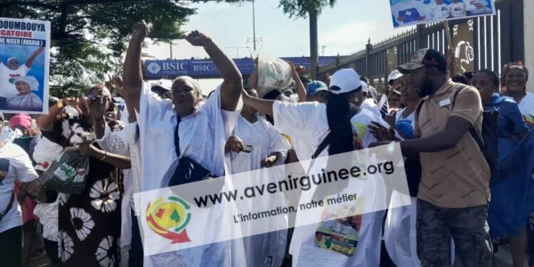 Badra Koné lie la parole à l’acte : des femmes se déversent sur l’autoroute en soutien à la candidature du Gl Doumbouya