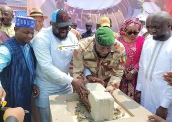 Pose de la première pierre de la reconstruction de la Paillotte : un acte symbolique pour la culture guinéenne