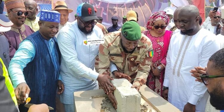 Pose de la première pierre de la reconstruction de la Paillotte : un acte symbolique pour la culture guinéenne