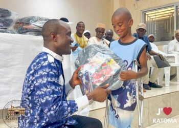 Ratoma offre des kits scolaires à 110 enfants issus de ses quartiers