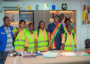 Badra Koné reçoit un groupe d’élèves : l’installation des feux de signalisation auprès des écoles au cœur du débat