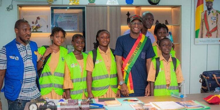 Badra Koné reçoit un groupe d’élèves : l’installation des feux de signalisation auprès des écoles au cœur du débat