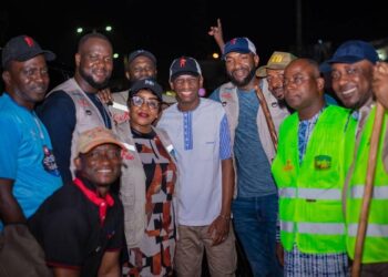 Badra Koné en première ligne du grand nettoyage nocturne de Conakry