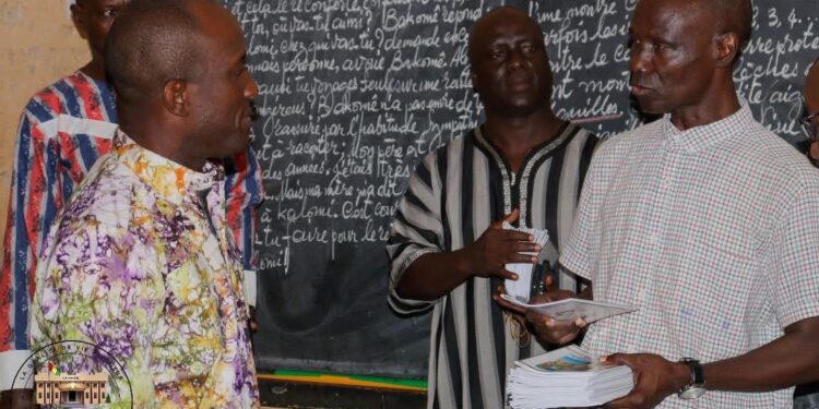 Promotion du civisme : les autorités de Ratoma montrent l’exemple, des guides  distribués aux élèves