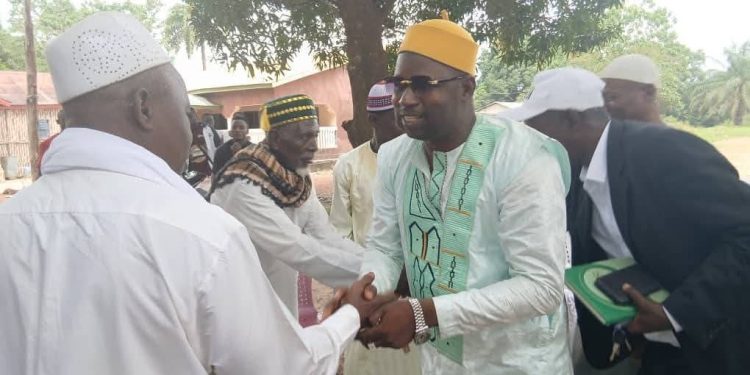 Forécariah : la DPE intensifie sa tournée des écoles rurales, 50 tables-bancs offerts par Friki Keïta