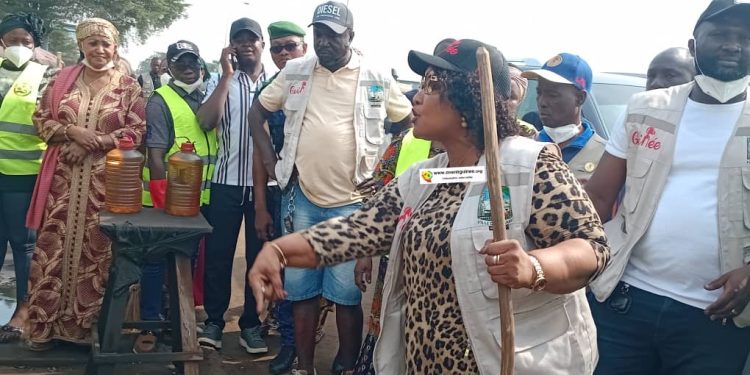 Assainissement : à Gbessia, les citoyens mobilisés autour de la gouverneure et le PDS