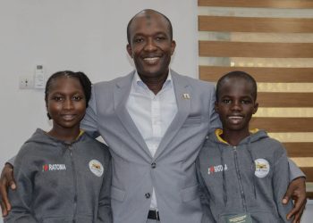 Deux cyclistes de Ratoma reçus par Ahmed Sékou après leur brillante participation aux Jeux Africains de la Jeunesse