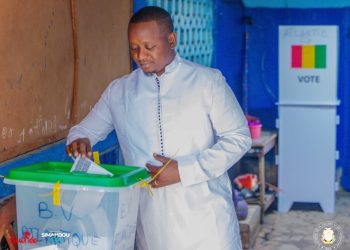 Scrutin présidentiel : le ministre Moussa Moïse a voté à Landréah « le peuple de Guinée a répondu présent à son rendez-vous avec l’histoire »