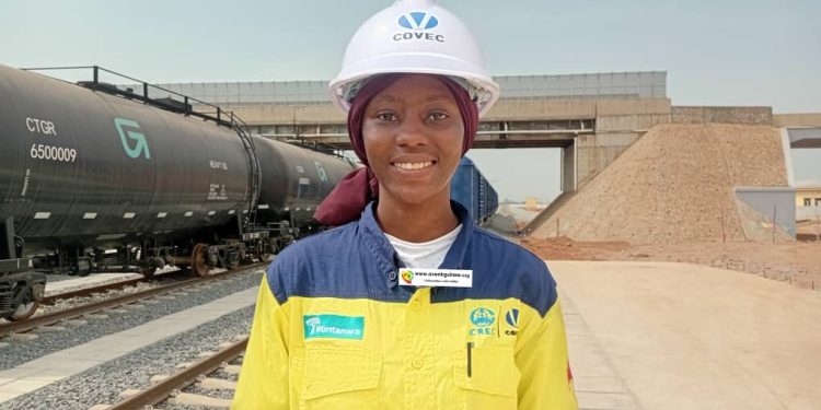 À la rencontre de la jeune fille de 26 ans, première conductrice du train du projet Simandou : « Je suis fière de contribuer au développement de mon pays »